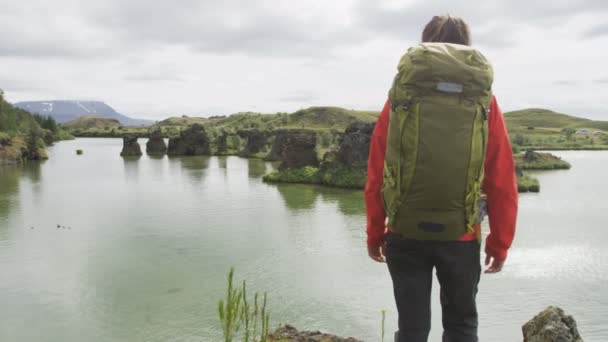 Wanderin Mit Rucksack Auf Wanderschaft Schöner Natur Wandermädchen Beim Spaziergang — Stockvideo