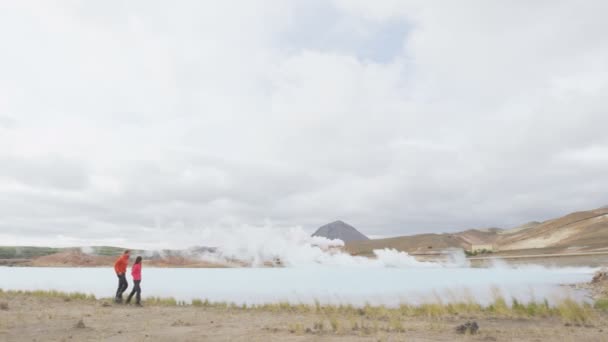 冰岛通过地热发电厂和Myvatn湖地区Namafjall的温泉来旅游 一对夫妇在冰岛自然景观 路线1环路旅行 — 图库视频影像