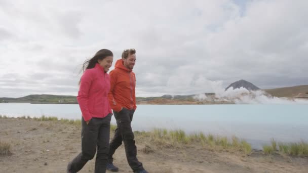 アイスランドの観光客は ミヴァトン湖地域のナマフジャルにある地熱発電所と温泉で人々を旅行しています アイスランドの自然景観の中で休暇中のカップル ルート1環状道路 — ストック動画