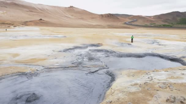 アイスランド自然景観火山泥岩温泉ランドマーク目的地 Namafjall泥プール温泉やフマロールとも呼ばれるハーバードナー泥岩ポット 美しいアイスランドの自然 — ストック動画