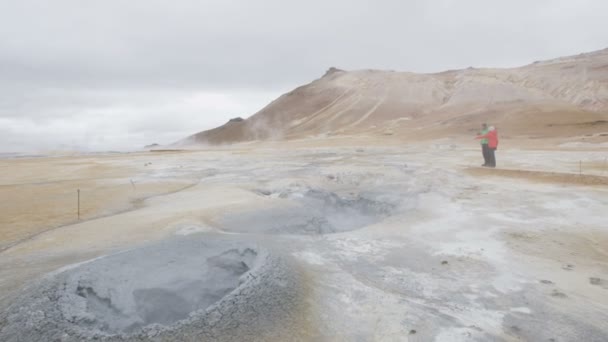 火山泥水温泉のアイスランド人観光客ランドマーク目的地 Namafjall泥プール温泉やフマロールとも呼ばれるハーバードナーの泥水ポット 美しいアイスランドの自然 スローモーション — ストック動画