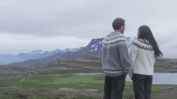 Coppia Che Guarda Montagne Dell Islanda Che Indossa Maglioni Islandesi — Video Stock