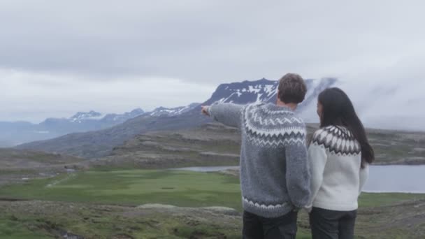 Άνθρωποι Βλέπουν Βουνά Στην Ισλανδία Φορώντας Ισλανδικά Πουλόβερ Καταπληκτικό Τοπίο — Αρχείο Βίντεο