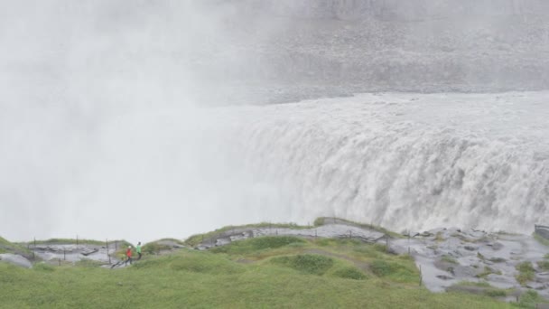 Islândia Waterfall Dettifoss Com Pessoas Que Visitam Atrações Turísticas Famosas — Vídeo de Stock