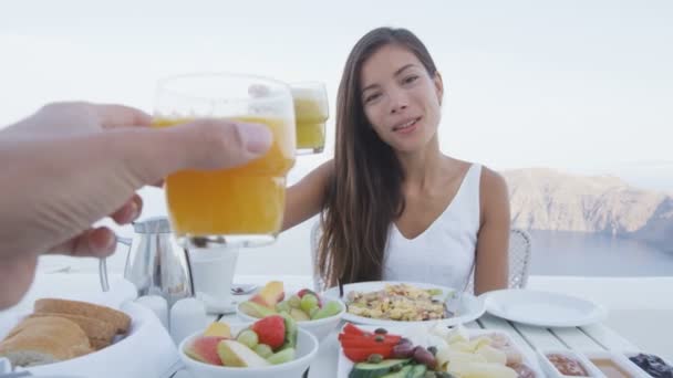 Par Desayunando Mujer Turista Feliz Con Hombre Tostando Vasos Jugo — Vídeos de Stock