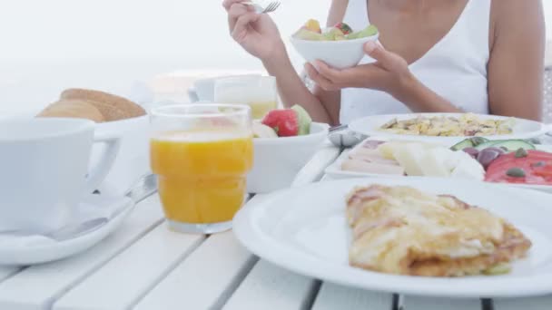 Variedade Alimentos Saudáveis Deliciosos São Servidos Café Manhã Mulher Está — Vídeo de Stock