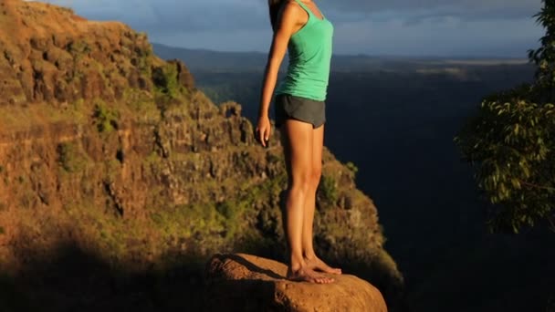 Squats Kobieta Robi Przysiady Ćwiczenia Niesamowitym Krajobrazie Zachodzie Słońca Odpowiedni — Wideo stockowe
