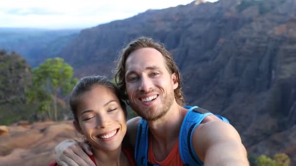 夫妻二人在夏威夷徒步旅行时自拍了一段视频 美国夏威夷州考艾市怀梅亚峡谷州立公园徒步旅行时 恋爱中的男女都以坦率的自我形象自画像 — 图库视频影像