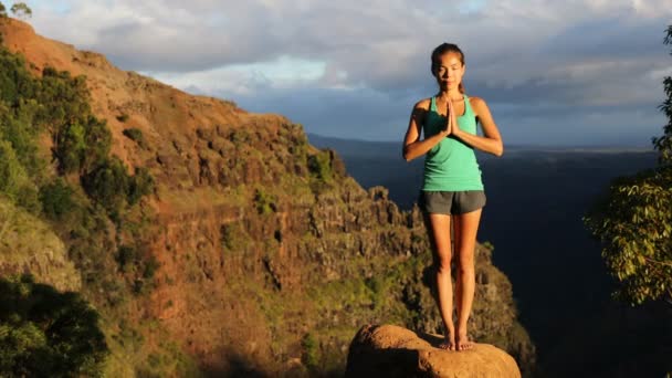 ヨガ瞑想 山の中で素晴らしい自然の風景の中でヨガのポーズを行う女性瞑想 — ストック動画
