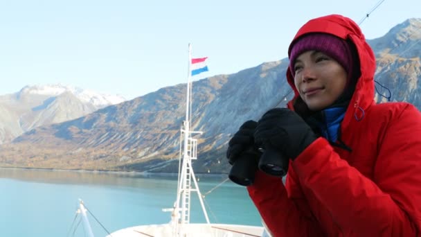 阿拉斯加冰川湾游客在游轮上使用双筒望远镜观看风景 妇女外出度假 寻找野生动植物 享受游览著名旅游胜地的乐趣 红色Epic慢速运动 — 图库视频影像