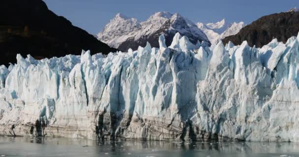 阿拉斯加冰川湾游轮度假旅行 全球变暖和气候变化的概念与融化的冰 马吉里冰川和费尔气象山脉山脉的泛海景观 — 图库视频影像