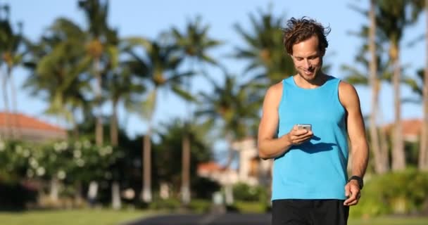 Fitness Muž Při Pohledu Chytrý Telefon Fitness App Spuštění Aktivní — Stock video