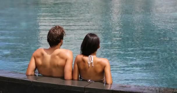 Paar Ontspannen Aan Rand Van Een Overloopzwembad Het Luxe Kuuroord — Stockvideo