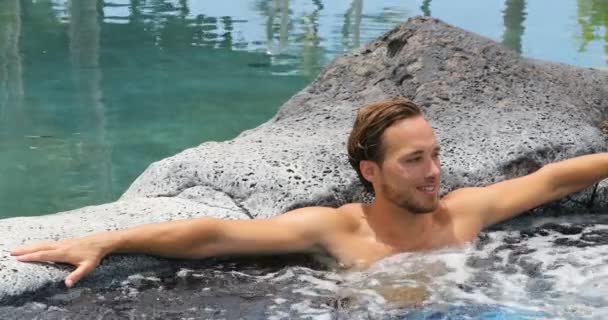 Spa Wellness Mann Entspannen Whirlpool Whirlpool Whirlpool Freien Luxus Resort — Stockvideo