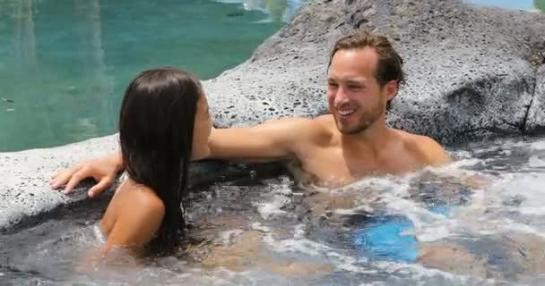 Romantický Pár Relaxovat Společně Vířivce Vířivka Vířivka Vířivka Luxusní Resort — Stock video