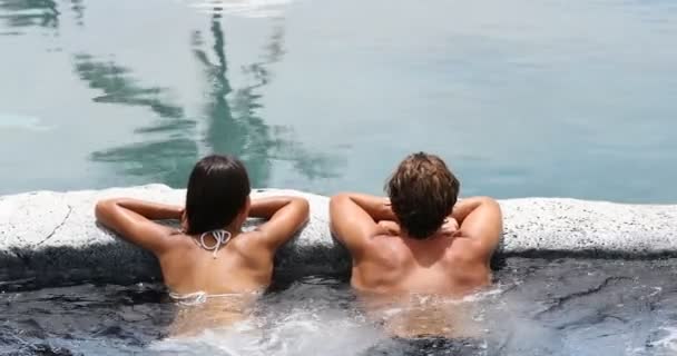 Romantyczna Para Relaksująca Się Razem Jacuzzi Jacuzzi Luksusowy Kurort Spa — Wideo stockowe
