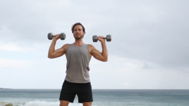 Váll Press Gyakorlat Súlyzókkal Fitness Férfi Gyakorló Strandon Csinál Standing — Stock videók
