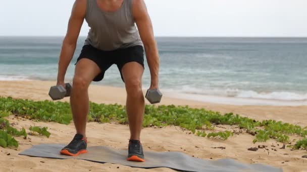 Dumbbell Squat Gyakorlat Fitness Férfi Csinál Guggoló Szabadtéri Testmozgás Strandon — Stock videók