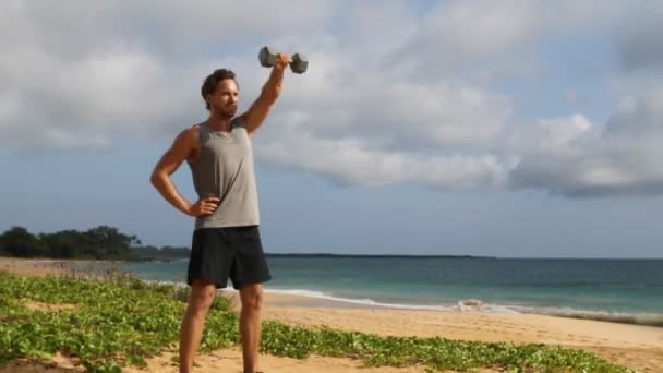 Fitness Man Aan Het Strand Doet Squat Overhead Dumbbell Swing — Stockvideo