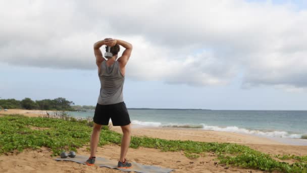 健美运动与哑铃 男人做站立哑铃三头肌伸展 适合男性健身模特儿在海滩外做运动 — 图库视频影像