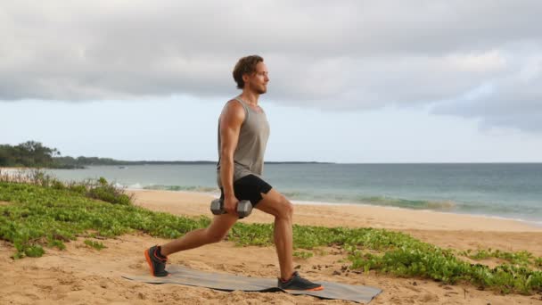 Kol Halterleriyle Plajda Spor Yapan Spor Adamı Pulse Lunges Egzersizi — Stok video