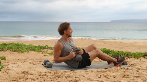 Torção Russa Homem Fitness Exercitando Treinamento Praia Com Kettlebells Exercitando — Vídeo de Stock