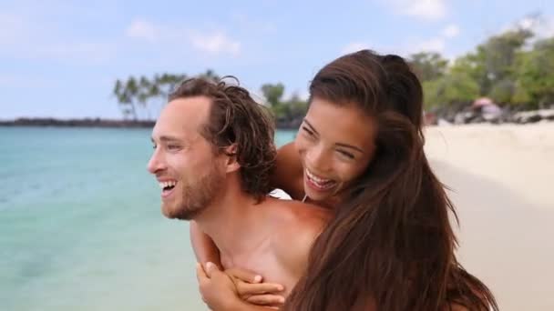 Ζευγάρι Στην Παραλία Διασκεδάζει Χαρούμενος Άντρας Πηδάει Μια Γυναίκα Στην — Αρχείο Βίντεο
