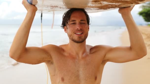 Hombre Surfista Cansado Llevar Tabla Surf Cabeza Playa Después Surfear — Vídeos de Stock