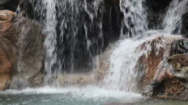Waterval Water Spatten Rotsen Door Stroom Landschappelijk Uitzicht Waterval Mooie — Stockvideo