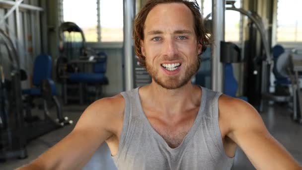 Fitness Άνθρωπος Στο Γυμναστήριο Κάνει Πεταλούδα Προπόνηση Στήθος Στο Γυμναστήριο — Αρχείο Βίντεο