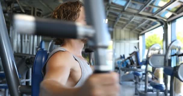 Fitness Άνθρωπος Στο Γυμναστήριο Κάνει Πεταλούδα Στήθος Προπόνηση Στο Μηχάνημα — Αρχείο Βίντεο