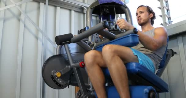 Gym Athlète Homme Exerçant Jambes Centre Remise Forme Homme Entraîne — Video