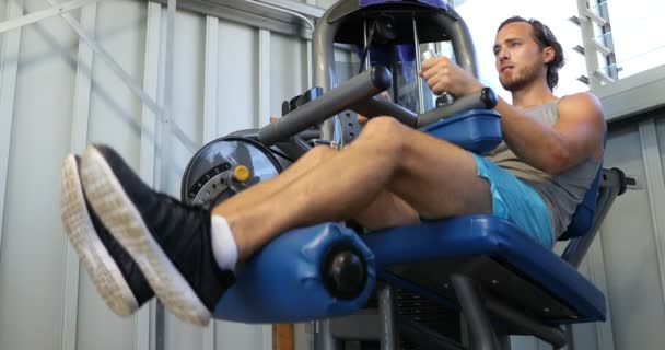 Fitness Homme Faisant Des Boucles Hamstring Dans Leg Curl Machine — Video