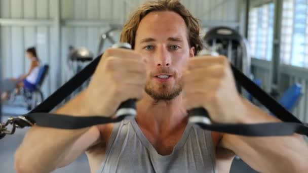 Man Styrketräning Gym Gör Kabel Stående Flyga Fitness Torn Fps — Stockvideo