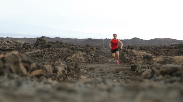 陸上競技 屋外での男性ランナーの運動 外でマラソンやトライアスロンのための健康的なアクティブなライフスタイルトレーニングを生きて溶岩の道を速く走る男のトライアスロン 大きな島 ハワイ Fps — ストック動画