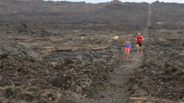 Runner Couple Man Woman Running Trail Run Dramatic Nature Training — Stock Video