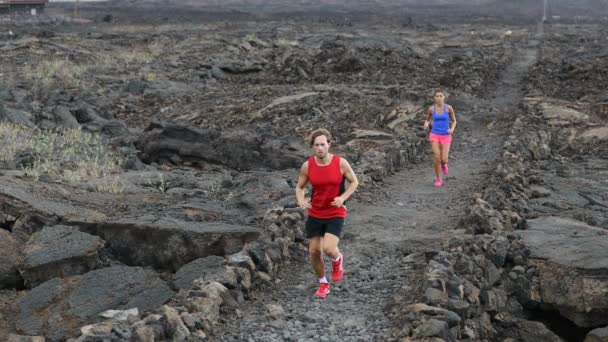 Aktywny Sport Ludzi Biegaczy Skalistym Szlaku Biegną Zewnątrz Szkolenia Maraton — Wideo stockowe