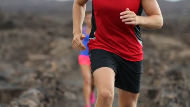 Yol Boyunca Koşan Erkek Kadın Koşucular Güzel Volkan Manzarasında Maraton — Stok video
