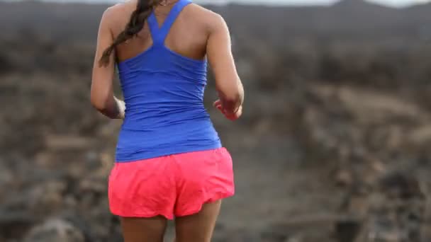 Sport Fitnessloopster Vrouw Die Langlaufloipes Loopt Traint Buiten Marathontraining Joggen — Stockvideo