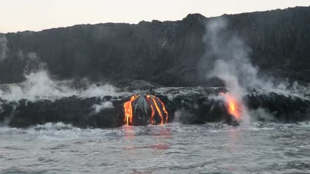 来自夏威夷大岛火山熔岩喷发的岩浆在海洋中流动 从熔岩船游览中看到的 来自美国夏威夷火山国家公园的基劳厄火山的拉瓦 Fps — 图库视频影像