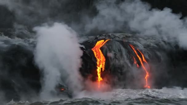용암이 하와이 하와이 근처의 킬라우에아 화산에서 흐르는 물에서 용암이 흐르는 — 비디오