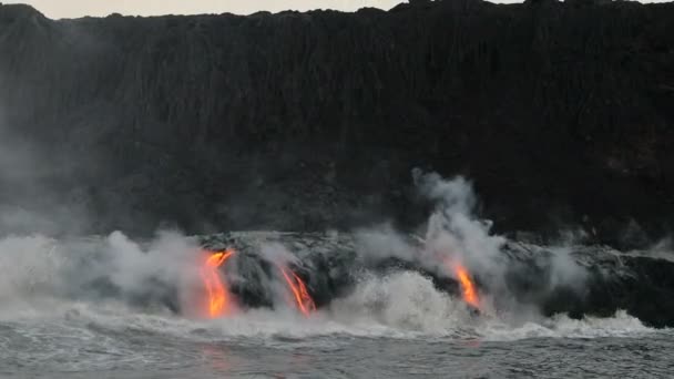 ハワイ溶岩は 米国のビッグアイランドハワイでの溶岩火山の噴火から海に流れ込みます アメリカのキラウエア火山から太平洋を流れる溶岩流 Stadicam Fpsから見た — ストック動画