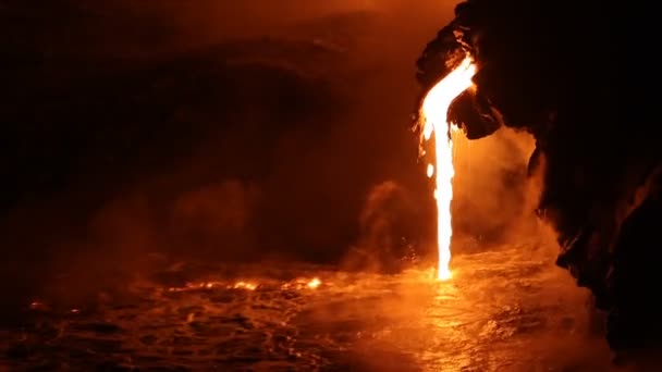 ハワイは溶岩が近くを流れ 溶岩はハワイのキラウエア火山から海を走っています ハワイ火山国立公園周辺の火山噴火による溶岩流 Fpsでナイトショット — ストック動画