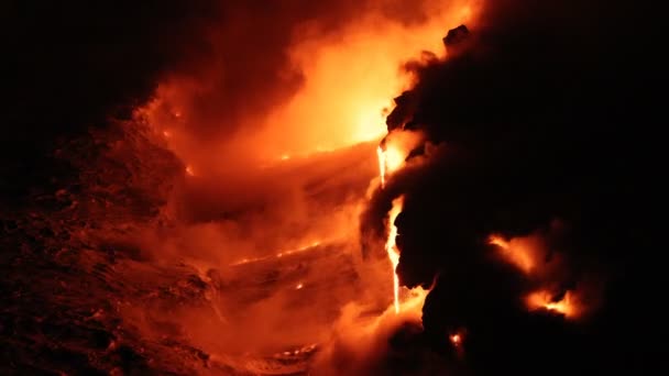Lava Que Fluye Océano Las Grandes Rocas Desprenden Erupción Lava — Vídeo de stock