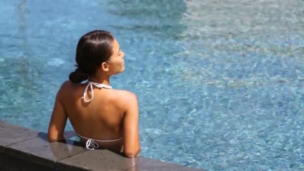 Подорожі Розкішний Оздоровчий Курорт Бікіні Жінка Розслабляється Басейні Гідротерапія Спа — стокове відео