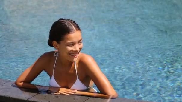 Luxury Resort Woman Relaxing Infinity Swimming Pool Азиатская Молодежь Лежащая — стоковое видео