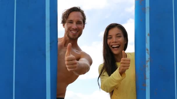 Счастливая Пара Серферов Позирует Длинной Доской Серфинга Пляже Гавайев После — стоковое видео