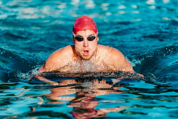 Pływak Pływak Pływak Pływacki Portret Mężczyzny Pływającego Basenie Czerwonej Czapce — Zdjęcie stockowe