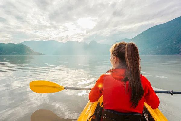 Mujer Kayak Remando Kayak Fiordo Rodeado Montañas Personas Que Viven —  Fotos de Stock
