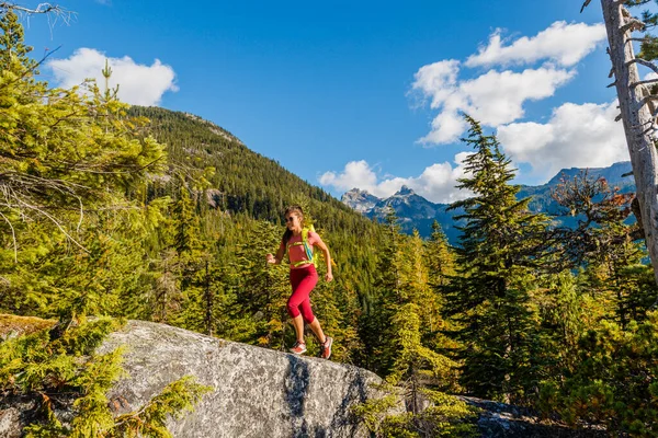 女子トレイルランナー クロスカントリートレイルを行うスポーツとフィットネスの女性は 山の中で超マラソントレーニングを実行します 健康的な生活を送る女性アスリート スカミッシュ ブリティッシュコロンビア州 カナダ — ストック写真